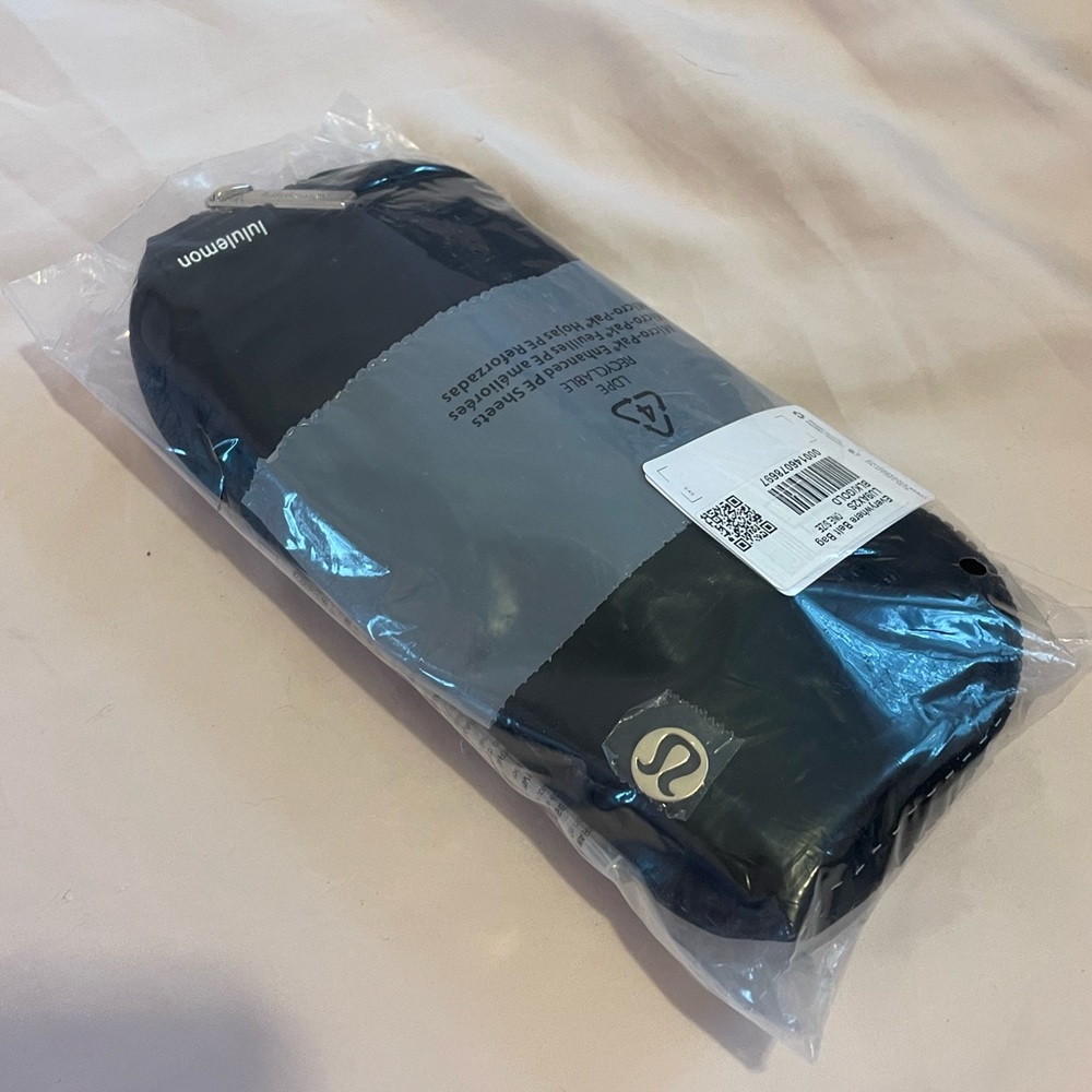 NWT Lululemon Belt Bag in Black/Gold